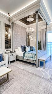 库特希尔埃里格尔田园酒店的一间卧室配有一张床和一个吊灯