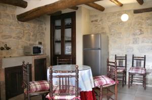 乌贝达Casa de San Lorenzo的厨房配有冰箱和桌椅