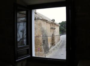 乌贝达Casa de San Lorenzo的旧砖楼景窗户