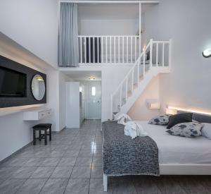 蒂加基ILIOS K Village Resort的一间卧室配有一张床和一个楼梯间