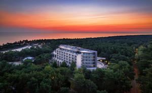 德兹维济诺哈维特Spa度假酒店的树木中建筑物的空中景观