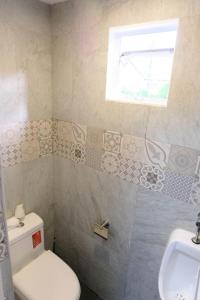 科隆J & J Homestay的一间带卫生间和水槽的浴室