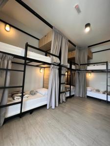 吉隆坡The Freedom Club Hostel KL的一间设有三张双层床的客房