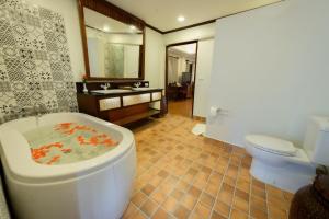 琅勃拉邦Villa Deux Rivieres双河别墅酒店的带浴缸、卫生间和盥洗盆的浴室