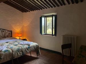 卡斯德尔诺沃贝拉登卡Agriturismo Cetamura的一间卧室设有一张床和一个窗口