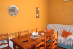 因凡特斯新镇vivienda de uso Turístico El Jabalon的一间带桌子和沙发的用餐室