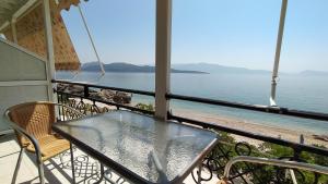 尼基亚娜Maresol Lefkada的海景门廊上的桌椅