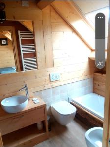 阿夏戈AL SOGNO的浴室配有盥洗盆、卫生间和浴缸。