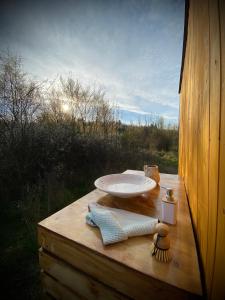 Maringotka Za Trnkou的浴室水槽位于木制甲板上,享有美景。