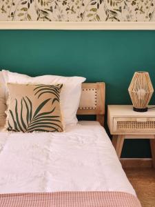 阿尔马达Cozy Apartment in central Almada w Swing Chairs的一间卧室配有一张蓝色墙壁的床