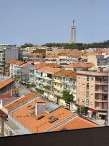 阿尔马达Cozy Apartment in central Almada w Swing Chairs的相册照片