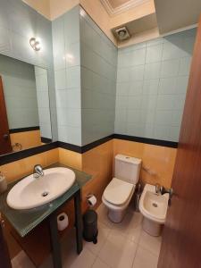 阿尔马达Cozy Apartment in central Almada w Swing Chairs的一间带水槽和卫生间的浴室