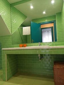 El Encanto de un pueblo mini的绿色浴室设有水槽和镜子