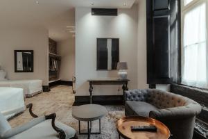 里斯本阿尔玛卢飒拜萨希亚多酒店的客厅配有沙发和桌子