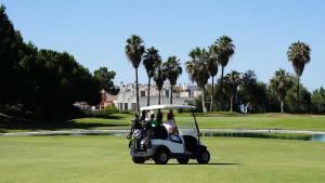 托雷德本纳贾尔邦Niña Sureña Home Añoreta Golf的在高尔夫球场上驾驶高尔夫球车