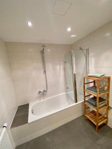 奥茨塔尔Appartement Two的设有带浴缸和淋浴的浴室。