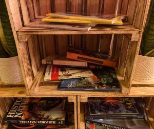 马德里SabiaNatura - boutiqueMadrid的木书架上的书堆
