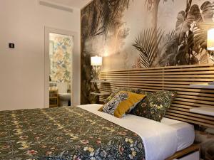 马德里SabiaNatura - boutiqueMadrid的一间卧室配有一张带花卉床罩的床
