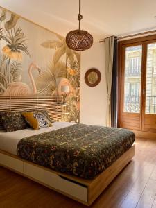 马德里SabiaNatura - boutiqueMadrid的一间卧室配有一张带火烈鸟壁纸的大床