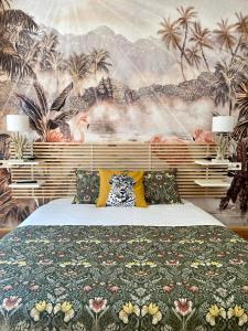 马德里SabiaNatura - boutiqueMadrid的一间卧室配有一张带壁画的大床
