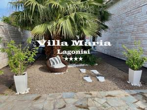 卡利维亚索里库Villa Maria Lagonissi - Private first floor Villa的一个带长凳和棕榈树的码头泻湖标志