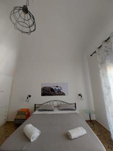 马里迪莫Struttura Le Gemme的一间卧室配有一张带两个白色枕头的大床