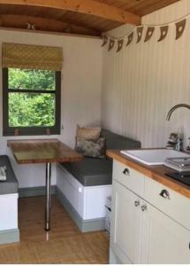 黑尔斯沃思The Warren - Cosy Shepherds Hut in beautiful wild meadow的一个带水槽和窗户的小厨房