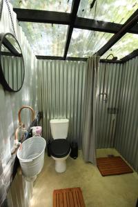 黑尔斯沃思The Warren - Cosy Shepherds Hut in beautiful wild meadow的一间带卫生间和水槽的小浴室