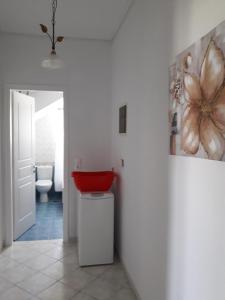 ÓrmosLefakis Aegean Breeze Apartment的浴室在厕所的顶部设有红色碗