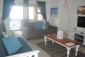 Kingsborough6 Key Largo的客厅配有沙发和桌子