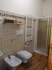 拉泰尔扎casa vacanza con balcone的浴室配有卫生间、淋浴和盥洗盆。