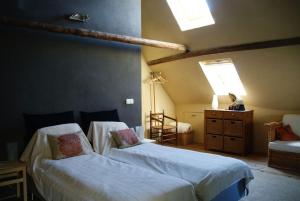 伊科斯特De Leemstee, Authentieke boerderij met modern comfort的一间卧室设有两张床和天窗