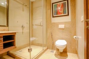 新德里FabHotel Hexa Chhatarpur的一间带卫生间和玻璃淋浴间的浴室