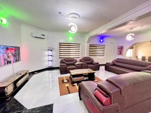 拉各斯CampDavid Luxury Apartments Ajao Estate Airport Road Lagos 0 8 1 4 0 0 1 3 1 2 5的带沙发和桌子的大客厅