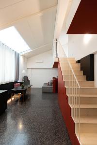 博尔扎诺Pepper Lounge & Suite的客厅设有楼梯和桌子