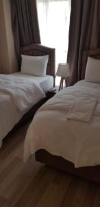 萨潘贾Sawsana Villalari的卧室设有两张床,带窗户