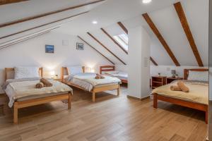 GračacSOKOL - Secret forest house的阁楼间 - 带3张床和木地板