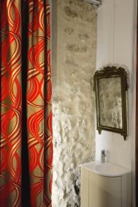 桑斯Hotel de la muraille de sens的一间带水槽和镜子的浴室