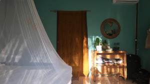 吉利阿尔UTOPIA的卧室配有带白色蚊帐的床