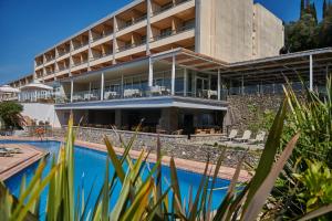科孚镇迪凡尼科孚宫酒店的一座建筑前面设有游泳池