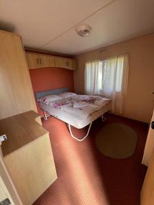 切尔韦尼克拉什托尔Penzión Tulip的小房间设有床和窗户