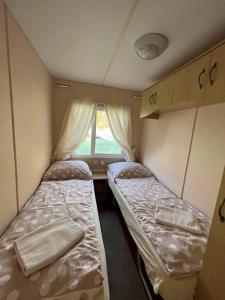 切尔韦尼克拉什托尔Penzión Tulip的小房间设有两张床和窗户