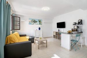 宏达海滩Casa Candido 2的客厅配有沙发和桌子