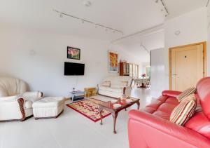LymingeApple Barn的客厅配有红色的沙发和桌子