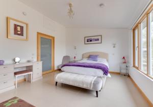 LymingeApple Barn的一间卧室配有一张床、一张书桌和窗户。