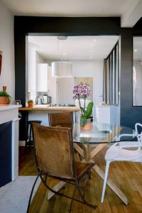 阿尔比L'Oasis - Charme et confort au centre-ville的用餐室以及带玻璃桌和椅子的厨房