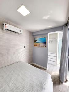 萨尔瓦多Cobertura em Ondina的卧室配有一张床和空调