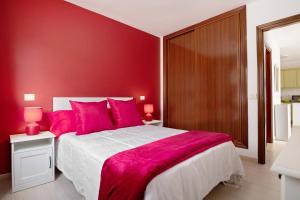 宏达海滩Casa Candido的红色卧室设有一张红色墙壁的大床