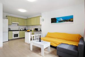 宏达海滩Casa Candido的带沙发的客厅和厨房