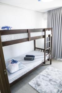 宿务Comfortable Stay at One Oasis的卧室配有两张双层床和地毯。